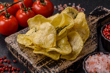 Crisps fried with salt, spices and garlic. Cooked potatoes