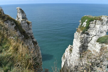 Vue sur l'océan et l'horizon entre deux pans de falaises.