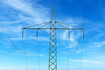 Ein Strommast mit blauen Himmel im Hintergrund