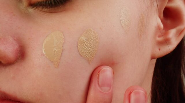 Eye shadow makeup to the upper eyeliner, close-up. Makeup artist applies a bright eye shadow with a makeup brush.Tutorial master class of professional makeup. 