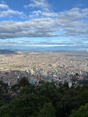 preciosa vista de la ciudad desde la montaña