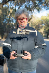 Mirando y manejando un dron en primer plano