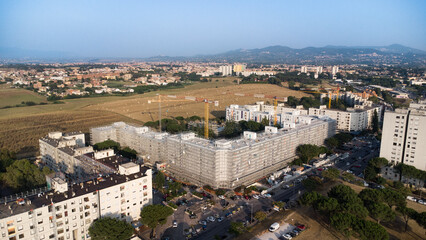 Vista aerea di complesso residenziale popolare in fase di ristrutturazione