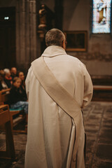 Le prêtre pendant une cérémonie de baptême dans une église