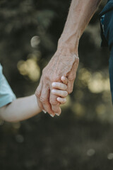 Une mamie qui tient la main de son petit fils 