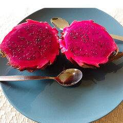 Drachenfrucht mit rotem Fruchtfleisch