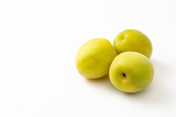 白背景に青梅の実