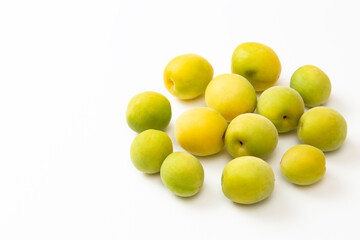 白背景に梅の実