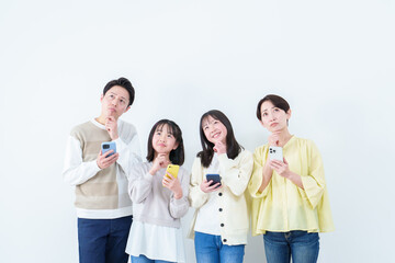 Obraz premium 考え事をしながらスマートフォンを使う親子 白バック