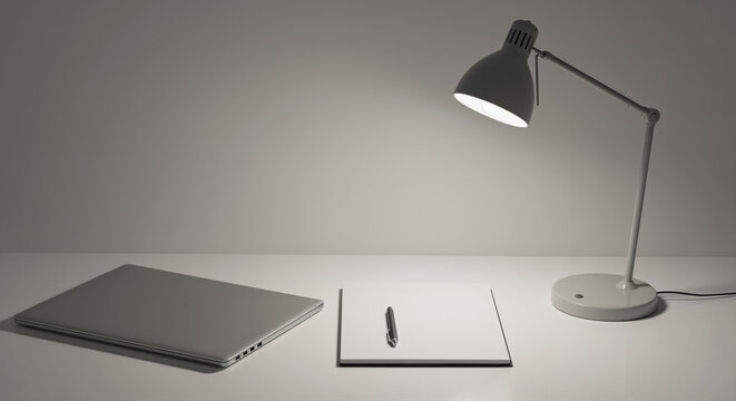 Mesa de estudo com laptop fechado, caderno em branco e l&acirc;mpada de mesa