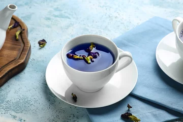 Photo sur Plexiglas Cup of butterfly pea flower tea on blue grunge background