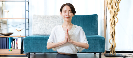 合掌のポーズをする女性
