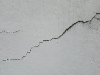 The diagonal cracks on the wall are of medium-level danger. They were caused by earthquakes.