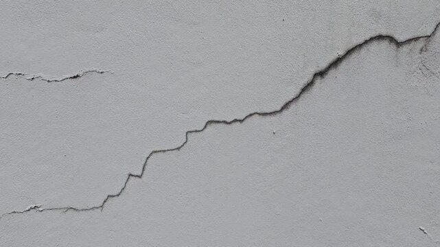 The diagonal cracks on the wall are of medium-level danger. They were caused by earthquakes.