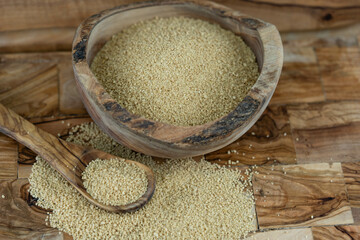 Couscous getrockneter Hartweizengrieß auf Olivenholz