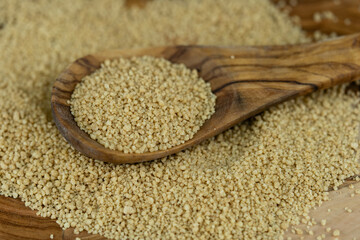 Couscous getrockneter Hartweizengrieß auf Olivenholz
