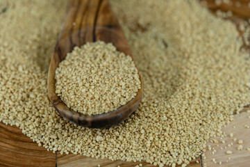 Couscous getrockneter Hartweizengrieß auf Olivenholz