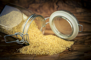 Couscous getrockneter Hartweizengrieß auf Olivenholz