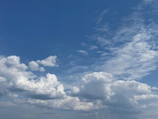 Obraz premium Fluffy clouds in blue sky