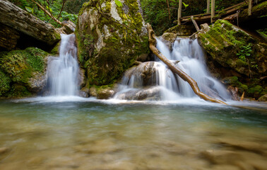 Obraz premium A stream of water flows down a rocky hillside