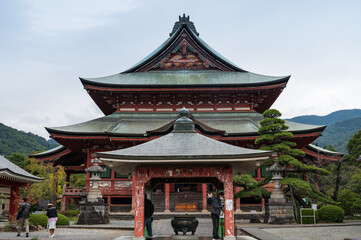 甲斐善光寺。山梨県甲府市善光寺にある浄土宗の寺院。長野県にある善光寺をはじめとする各地の善光寺と区別するため、甲斐善光寺または新善光寺と呼ばれることが多い。
Kai-Zenkoji-temple(甲斐善光寺, Kai Zenkō-ji), Kofu-Shi, Yamanashi