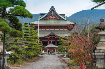 甲斐善光寺。山梨県甲府市善光寺にある浄土宗の寺院。長野県にある善光寺をはじめとする各地の善光寺と区別するため、甲斐善光寺または新善光寺と呼ばれることが多い。
Kai-Zenkoji-temple(甲斐善光寺, Kai Zenkō-ji), Kofu-Shi, Yamanashi