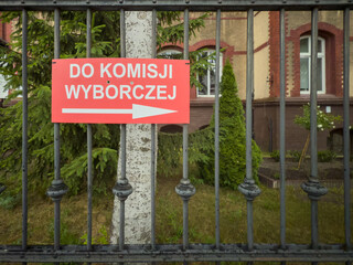 Komisja wyborcza, wybory w Polsce, znak "do komisji wyborczej"
