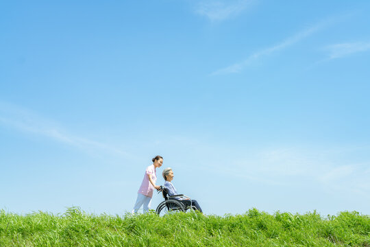 車椅子を押す介護士