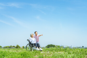 車椅子のシニアと介護士