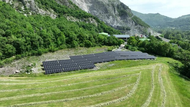 Un parc d'exploitation d'&eacute;nergie solaire avec des panneaux photovolta&iuml;ques en plaine vu par drone en 4K