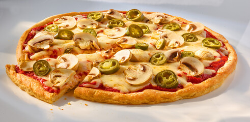 Pizza Jalapenos mit Champignons Slice, Pizza angeschnitten, scharf, isolated, 