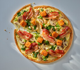Pizza mit Bacon Haehnchen Champignons und Fruehlingszwiebeln, Pizzaslice, Topshot, 
