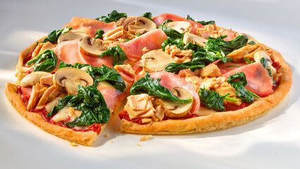 Pizza mit Spinat Kochschinken und Champignons Slice, Pizza, Italien, Fastfood, 