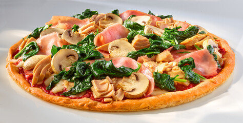 Pizza mit Spinat Schinken und Champignons, Italien, Fastfood, Pizza, 
