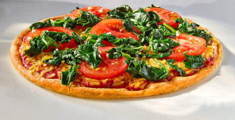  Pizza mit Spinat und Tomaten mit Kaese, Tomaten, Italien, 

