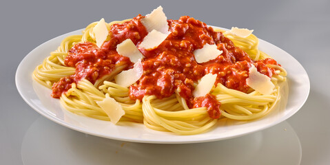 Spaghetti Bolognese mit Parmesanhobel, Pasta, Italien, nudeln, 