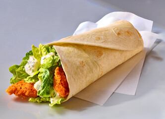 Wrap mit Salat Remouladensauce und frittiertem Haehnchen, Fastfood, 