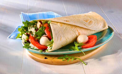 Wrap mit Tomate Mozzarella und Ruccola., Imbiss, Mozzarella Kugeln, 