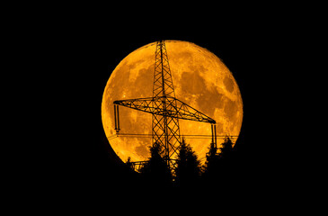 Erdbeervollmond, Energie, Masten, Wald, Vollmond