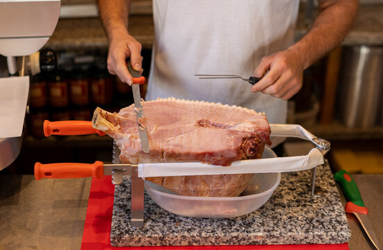 Prosciutto cotto tagliato a mano col coltello. Cucina tipica Triestina. Trieste