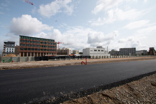 : Panorama d'un vaste chantier de d&eacute;veloppement urbain avec grues et b&acirc;timents modernes &agrave; Nantes