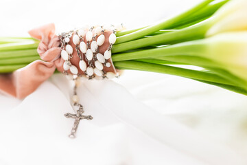 Ramo de novia de calas blancas, con un rosario de perlas blancas y un crucifijo en la boda