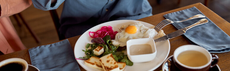 photo of a brunch in a vibrant cafe setting
