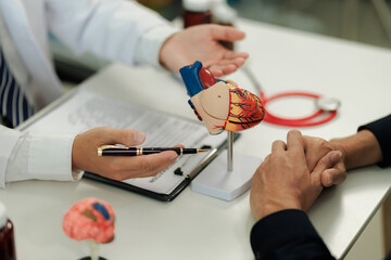 Patient with heart pain consulting a specialist to identify the cause and receive treatment guidance.