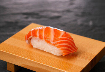 Salmon sushi on sushi geta. サーモンの寿司、寿司下駄