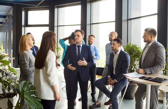 Multicultural group of business people in the lobby having a discussion. A crowd of young employees during a conference break. Concept employee engagement, employee engagement