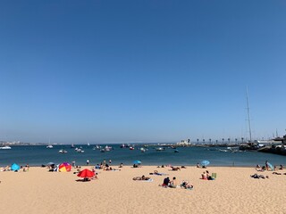Obraz premium boats and people on the beach