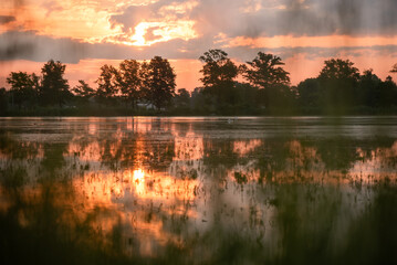 Piękny wschód słońca nad wodą, tło natury. © Elżbieta Kaps