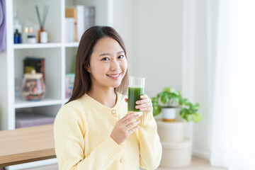 青汁を飲む若い女性
