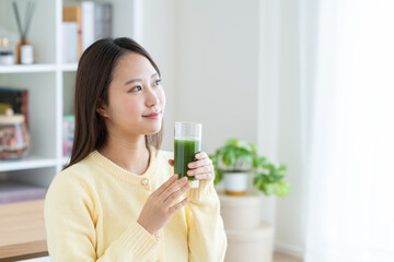 青汁を飲む若い女性